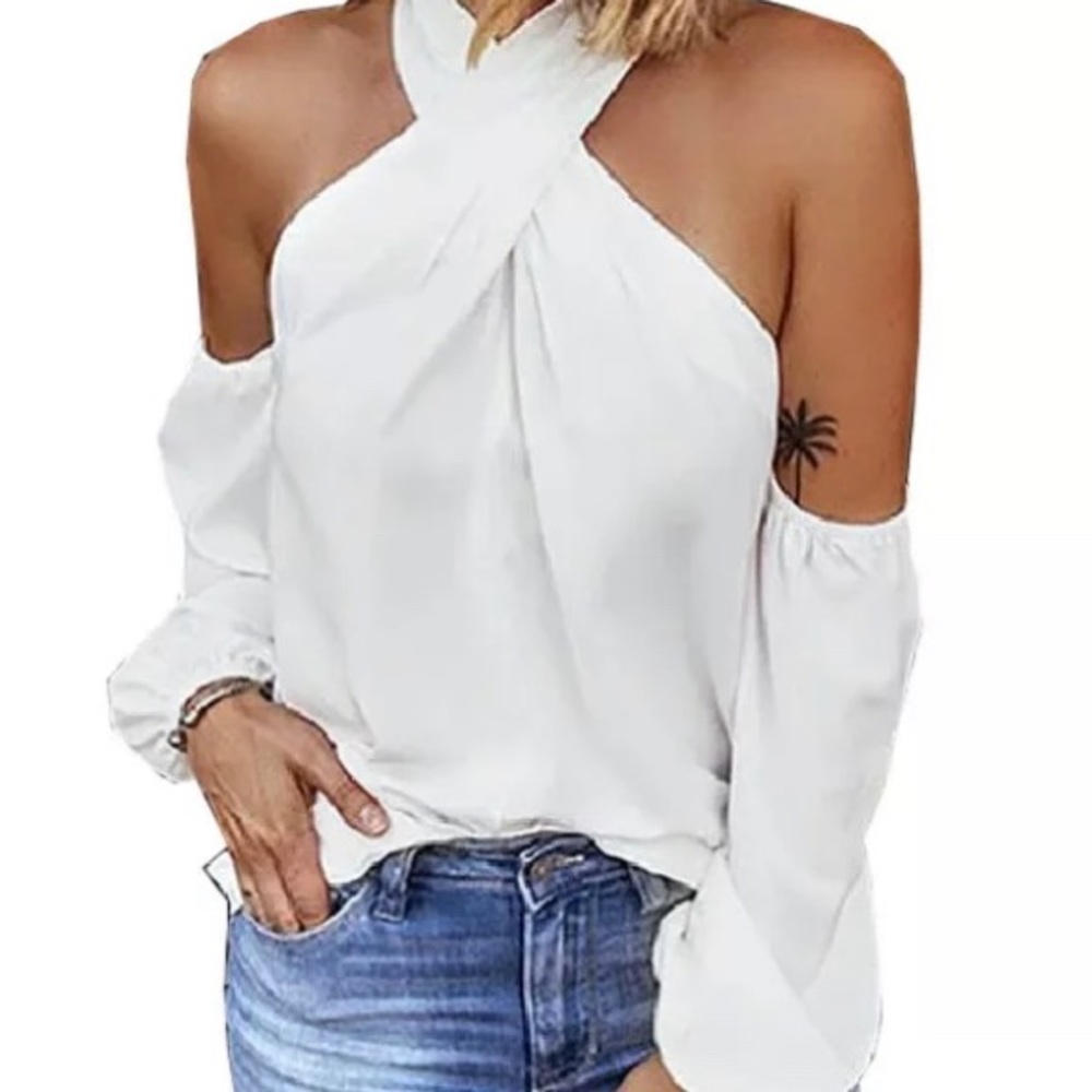 Chic❤️New white halter top with sleeves